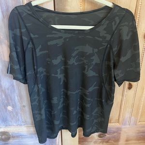 Lululemon Outrun The Heat short sleeve shirt - Size 10